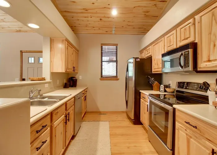 Furnished Deck & Grill: Woodsy Torreon