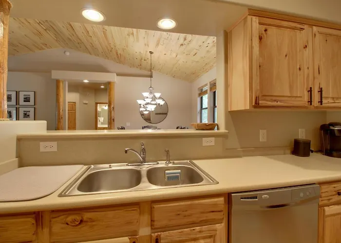 Furnished Deck & Grill: Woodsy Torreon *